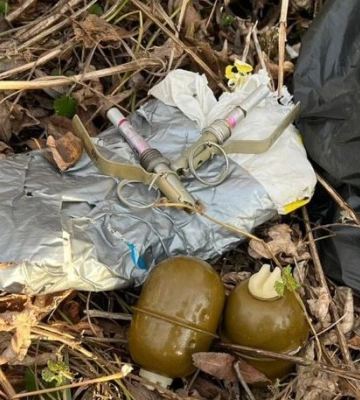 Житель Полтавщини знайшов пакет зі зброєю за власним подвір&#039;ям