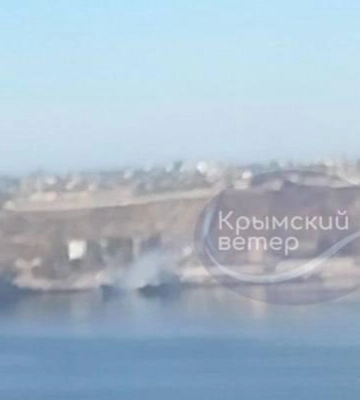 В бухте Севастополя дымит российский корабль, — соцсети (видео)