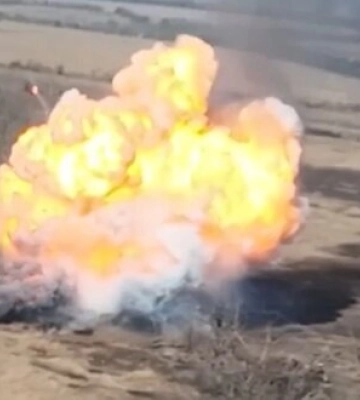 Уничтожение FPV-дроном российской установки разминирования УР-77 "Метеорит". ВИДЕО