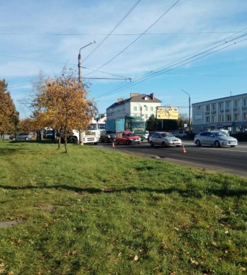 У Полтаві з вантажівки на проїзну частину витекло дизпаливо: на місце події виїхала поліція та пожежники