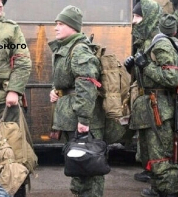 В оккупированных селах Запорожской области мужчина вручают повестки