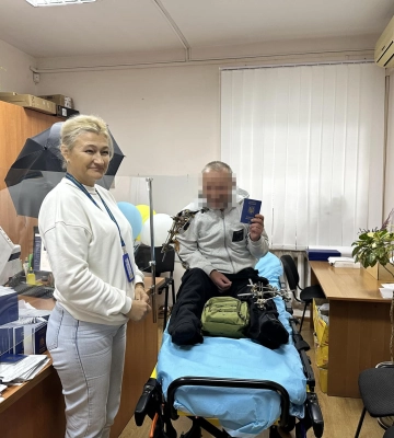 Поранений військовий отримав свій перший закордонний паспорт в Ужгороді