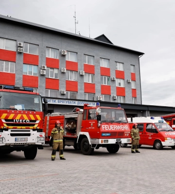 Закарпатські рятувальники отримали дві автівки для роботи від австрійців