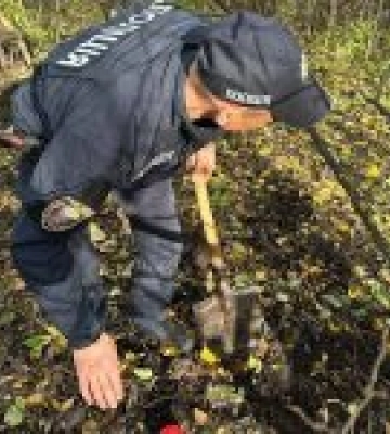 На Тернопільщині жінка забула, де заховала гроші: поліцейські відкопали їх на городі (ФОТО)