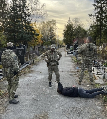 Видавав дозвіл на поховання тільки за хабар: у Дніпрі СБУ викрила посадовця ритуальної служби на корупції