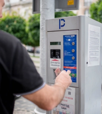 Кияни пропонують облаштувати парковки біля кінцевих станцій метро