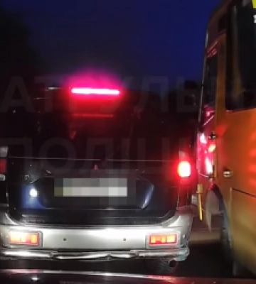 У Львові водій маршрутки об&#039;їхав затор тротуаром. Відео