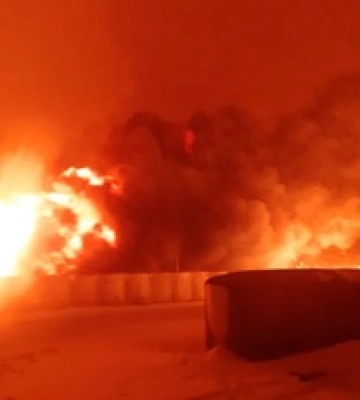 В Донецьку потужна пожежа та вибухи на складі окупантів: фото і відео