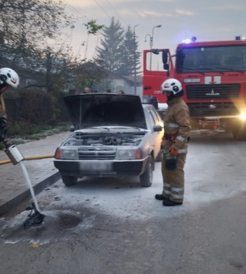 У Городенці горів автомобіль: на місці працювали рятувальники