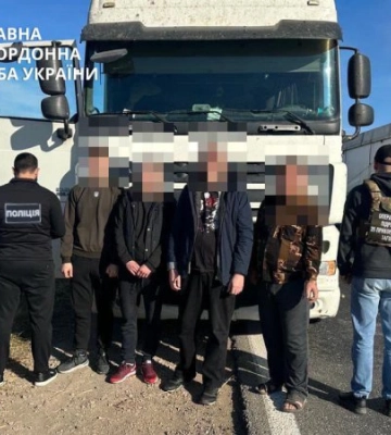 Прикордонники затримали на Одещині трьох чоловіків при спробі втекти за кордон