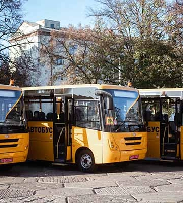 Громадам Полтавщини передали 13 шкільних автобусів