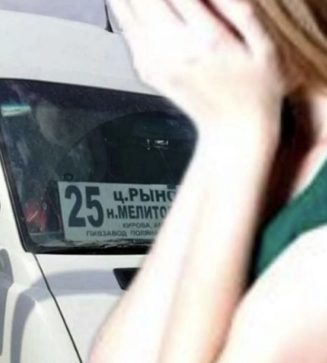 Нет денег - иди пешком: в Мелитополе водитель выгнал из маршрутки беременную девушку