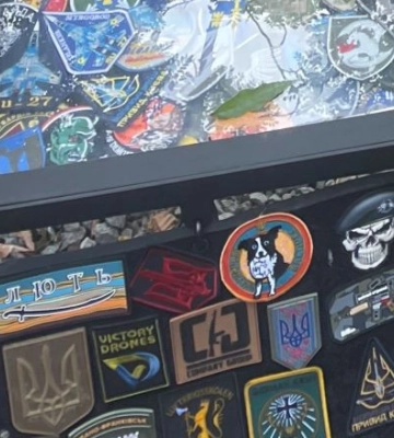 Викрадача шевронів із могили пілота “Джуса” шукає поліція