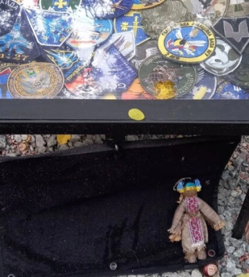 У Києві вдруге вкрали шеврони з могили пілота &quot;Джуса&quot;