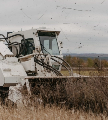 Спеціальну машину для розмінування на Харківщині пошкодили дві міни 