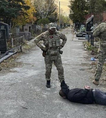 Хабар за поховання: у Дніпрі викрили посадовця ритуальної служби за підозрою у корупції