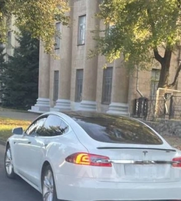 У Дніпрі на пішохідному переході водій Tesla збив людину