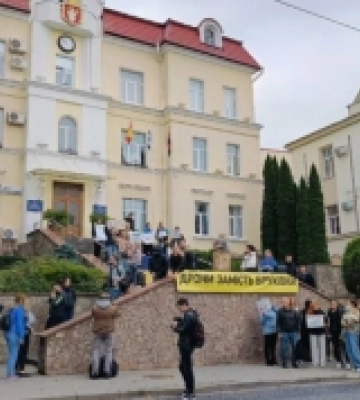 Ремонти вулиць чи життя бійців: у Луцьку відбулась акція протесту (Відео)