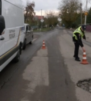 Патрульні у Луцьку виміряли ями на вулиці Городецькій
