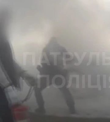 У Сумах патрульні з водіями оперативно загасили пожежу авто (відео)