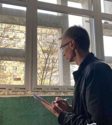 Быстро и качественно: в одном из домов Днепра отремонтировали окна после ракетной атаки