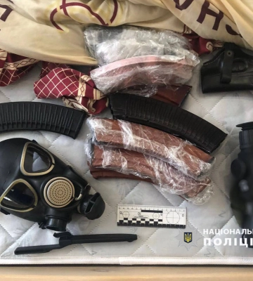 Слідчі повідомили про підозру трьом учасникам організованої групи, які торгували зброєю