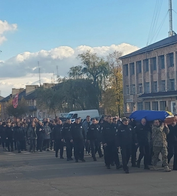 Сотні людей прощалися з Героєм: на Волині поховали капітана поліції Володимира Степашука