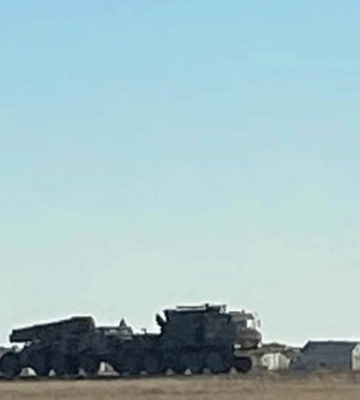 Евпатория. Партизаны показали фото и видео перемещения колонны старой военной техники РФ