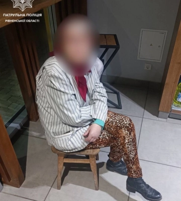 Пам`ятала лише своє ім`я - на АЗС у Рівному сиділа розгублена жінка