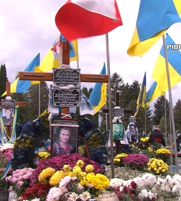 У День всіх святих у Рівному вшанували пам`ять Героя з Польщі Кшиштофа Тифеля (ВІДЕО)