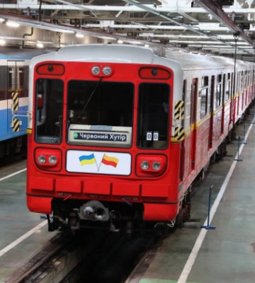 В Киеве по зеленой ветке метро теперь курсирует поезд из полученных от Варшавы вагонов