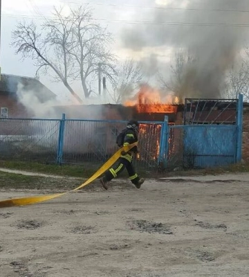 На Харківщині через російські обстріли загорілася ветлікарня і постраждала жінка