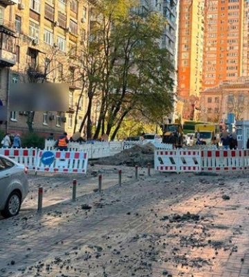 В Киеве из-за прорыва трубы улицу залило кипятком: поднялся пар. Видео