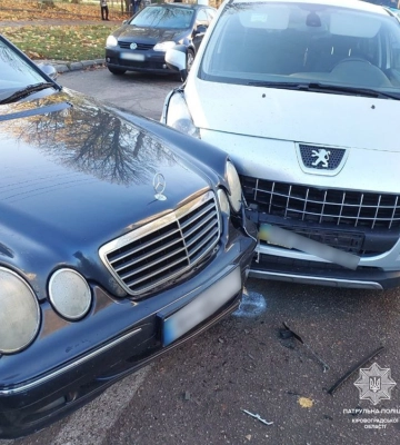 У Кропивницькому зіштовхнулися Mercedes та Peugeot