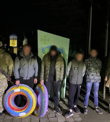 На Закарпатті затримали порушників кордону, які збиралися перепливати Тису на надувних «пончиках»