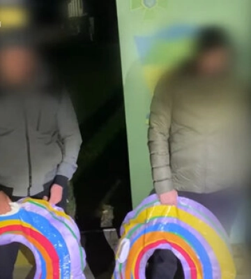 На Закарпатті двоє чоловіків намагалися переплисти річку на надувних “пончиках” (ВІДЕО)