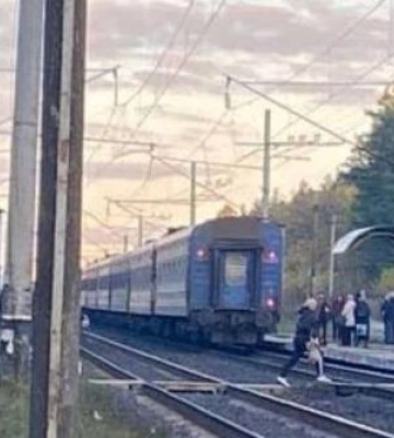 На Київщині пасажирський потяг збив чоловіка