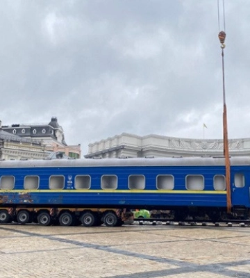 Незвична інсталяція до Дня залізничника: киянам показали обстріляний в Ірпені вагон потяга, фото