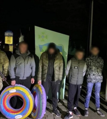 На Закарпатті двоє чоловіків намагалися переплисти річку на надувних “пончиках” (ВІДЕО)
