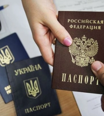 Нет системного ответа - гауляйтер из Мелитополя гонит за паспортами людей без документов 