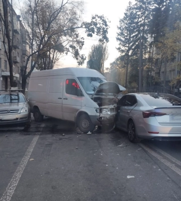 У Дніпрі сталася аварія з шістьма транспортними засобами: є постраждалі