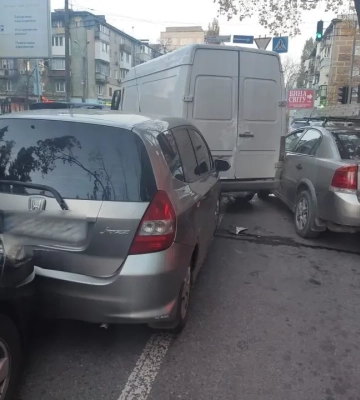 Зіштовхнулись одразу шість автівок: в Дніпрі сталася масштабна ДТП