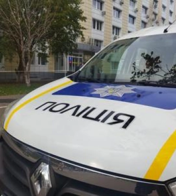 У Полтаві з 8 поверху медзакладу випав чоловік