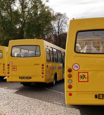 Закарпатським територіальним громадам передали 10 шкільних автобусів