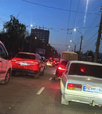 Всі тролейбуси стоять. Чернівчани скаржаться на довжелезні затори від Коровії до Південно-Кільцевої