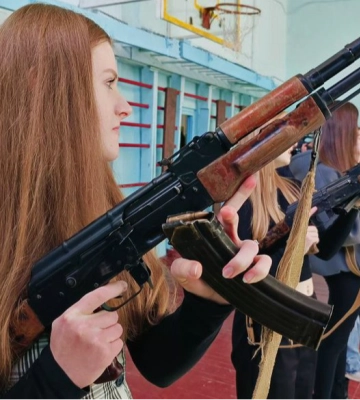 У коледжі в Луцьку молодь вчили керувати дроном, тримати автомат у руках і надавати меддопомогу