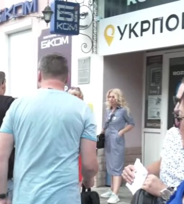 Працівниця "Укрпошти" винесла кругленьку суму з відділення та не забула палицю ковбаси: як її покарали