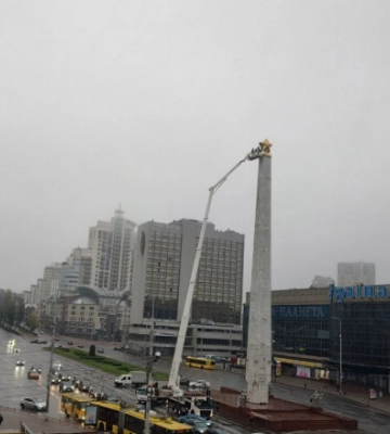 В Києві почали демонтаж триметрової зірки з радянського обеліску: фото і відео