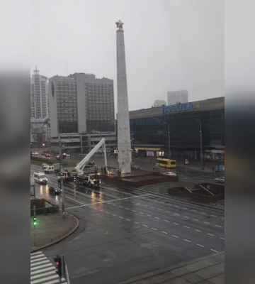 &quot;Начали демонтаж&quot;: обелиск в центре Киева &quot;лишают&quot; советской звезды 