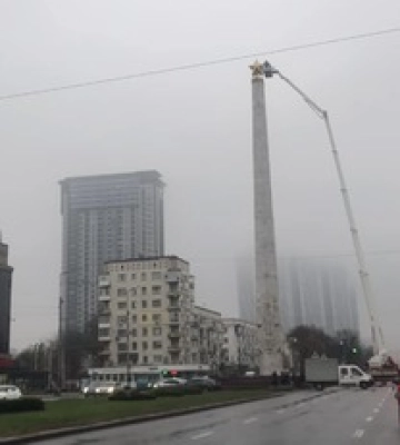 В Києві почали демонтаж триметрової зірки з радянського обеліску: фото і відео